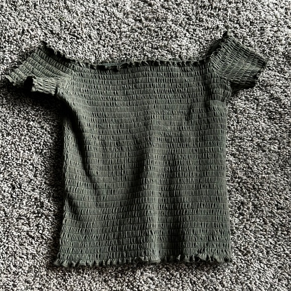 Hollister Tops - Hollister off the shoulder summer top. *OLIVE GREEN*